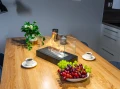 Biokominek-wolnostojacy-z-szybami-Glow-czarny-mat-aranzacja-06.webp
